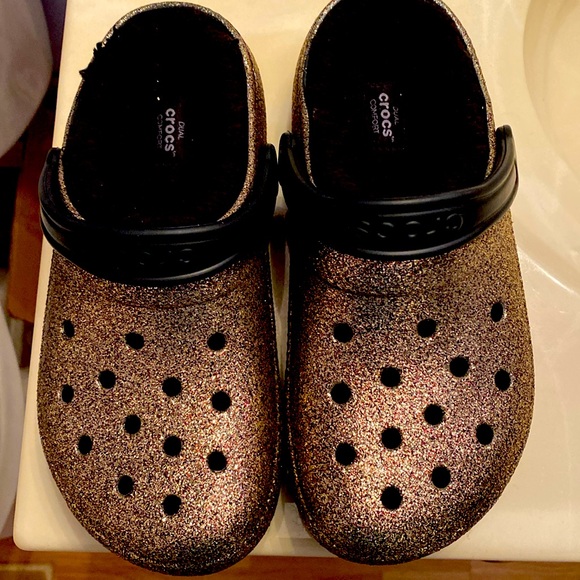 NWOT GOLD SHIMMER CROCS FUZZY CLOGS…✨✨✨✨ - Picture 1 of 3
